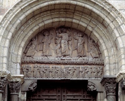 La ascensión, portal sur de la Basílica (escultura) de Romanesque