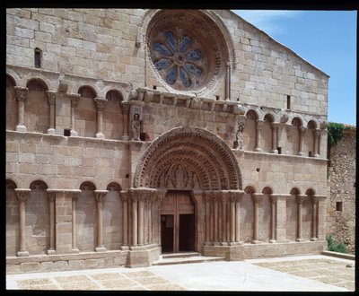 Vista de la iglesia de San Domingo de Romanesque
