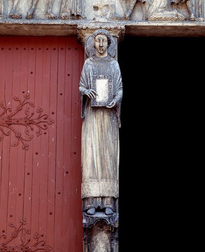 Vista de una escultura en el pilar central del portal central (1140-1200) de Romanesque