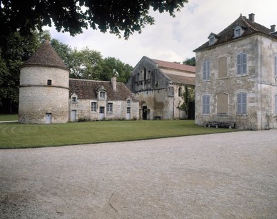 Vista del palomar, iglesia y residencia del abad de Romanesque