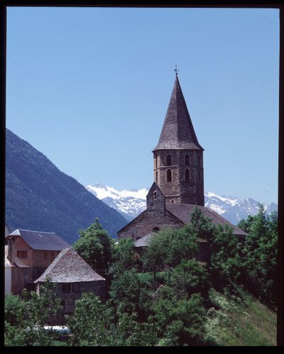 Vista de iglesia románica de Romanesque