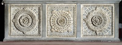 Vista del altar compuesto por bandejas de mármol de Romanesque