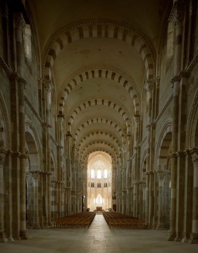 Vista de la nave central de la Basílica de Santa María Magdalena de Romanesque