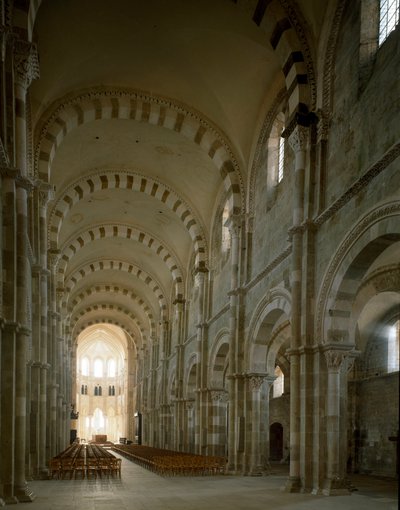 Vista de la nave central de la Basílica de Santa María Magdalena (1096-1106), Vezelay, Yonne de Romanesque