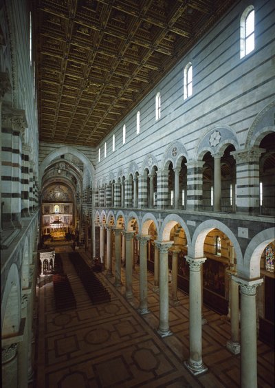 Vista de la nave central de la Catedral (Duomo di Santa Maria Assunta di Pisa) de Romanesque