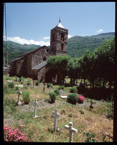 Vista de la iglesia y el cementerio de Romanesque