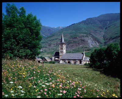 Vista de la iglesia de Santa María, Arties de Romanesque
