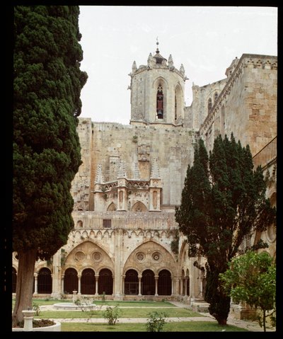 Vista del claustro y la catedral de Santa Tecla en Tarragona de Romanesque