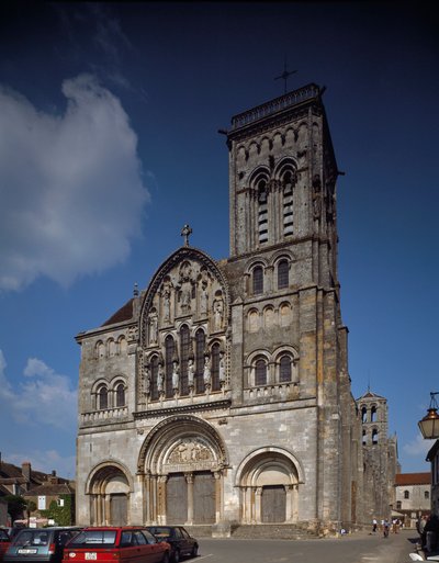 Vista de la fachada. Basílica de Santa María Magdalena en Vezelay de Romanesque
