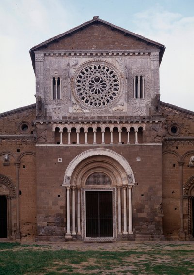 Vista de la fachada de la iglesia de San Pietro (ca. 1250, restaurada en 1870) Tuscania, Italia de Romanesque