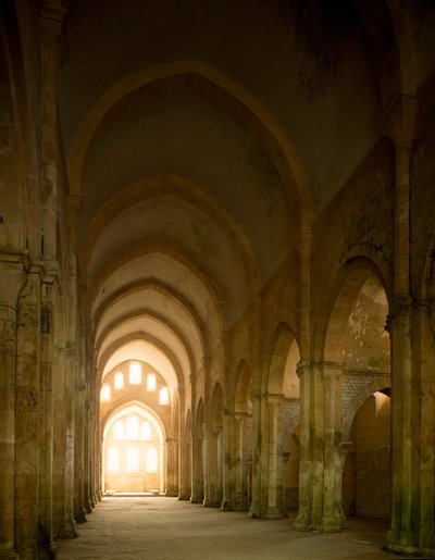 Vista de la nave de la iglesia de la abadía cisterciense de Romanesque