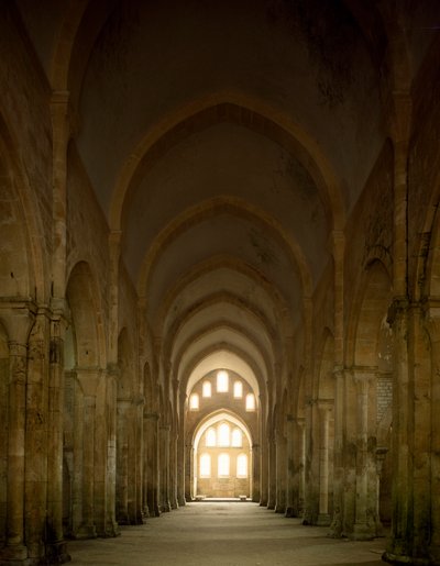Vista de la nave de la iglesia de la abadía cisterciense fundada en el siglo XII de Romanesque