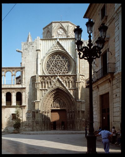 Vista del portal de los apóstoles, Catedral de Valencia, siglo XIV, España de Romanesque