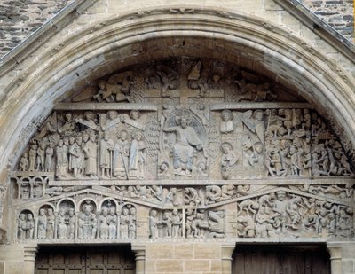 Vista del tímpano del juicio final, Cristo entre el paraíso y el infierno (escultura) de Romanesque