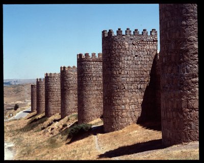 Vista de las murallas de Ávila, España de Romanesque