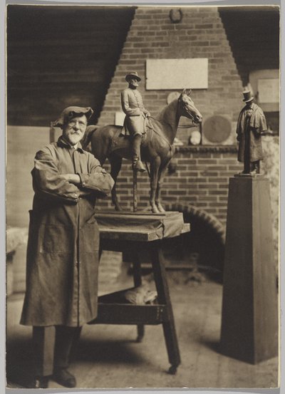 En estudio, Cyrus Dallin (foto b/n) de Ross W. Baker