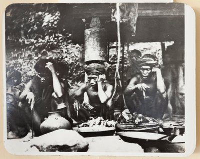 Sacerdotes ifugao durante una ceremonia religiosa,1910 (foto b/n) de Roy Barton