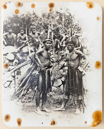 Dos Ifugao vestidos para la danza de la pelea de gallos de Roy Barton