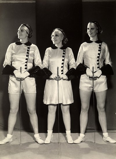 Retrato de tres gimnastas femeninas con ropa de esgrima de Rudolf Duhrkoop