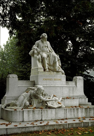 Monumento en homenaje al compositor alemán Johannes Brahms de Rudolf von Weyr