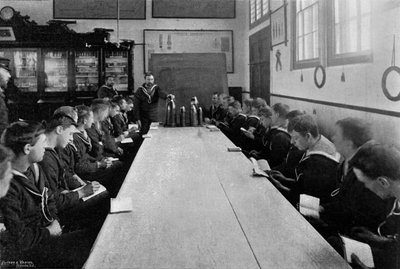 Una clase de marineros en instrucción de municiones, Isla Whale, Portsmouth, Hampshire, 1896 de Russell and Sons