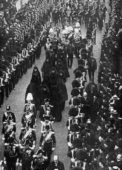 Los dolientes reales siguiendo la procesión fúnebre desde Osborne House hasta Trinity Pier, 1901 de Russell and Sons