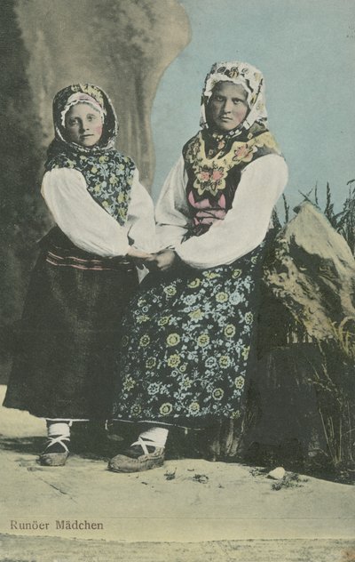 Chicas en traje tradicional letón de Russian Photographer