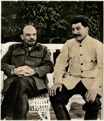 Lenin (Vladimir Ilyich Ulyanov y Joseph Stalin (Joseph Vissarionovich Djougashvili) Gorki, agosto de 1922 (foto) de Russian Photographer