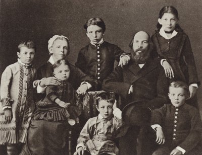 Lenin entre su familia, Simbirsk, 1879 de Russian Photographer