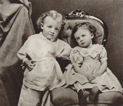 Lenin a la edad de cuatro años y su hermana Olga, Simbirsk, 1874 de Russian Photographer