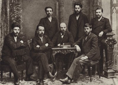 Lenin con un grupo de miembros de la Liga de Lucha por la Emancipación de la Clase Obrera de San Petersburgo, San Petersburgo, febrero de 1897 de Russian Photographer