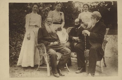 León Tolstói con familia y amigos de Russian Photographer