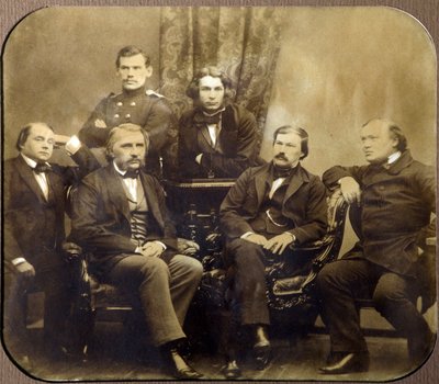 Leon Tolstoi (1828-1910) et Dmitri Grigorovitch (1822-1900) - Assis, Ivan Alexandrovitch Gontcharov (1812-1891), Ivan Sergeyevich Tourgueniev (Turgenev, Tourguenieff ou Tourgueneff) (1818-1883), Alexander Vasilievich Drushinin (Druzhinin) ( 1824-1864) y ot de Russian Photographer