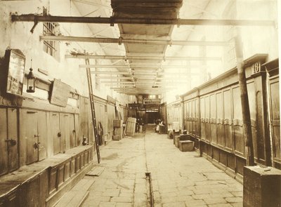 Camine hasta los íconos en GUM o Universal Main Store, centro comercial en la Plaza Roja de Moscú. Fotografía de 1886. Archivo Estatal de Fotografía y Cine de Rusia, Krasnogorsk Las filas comerciales superiores en la Plaza Roja de Moscú. Iconos comerciales de Russian Photographer