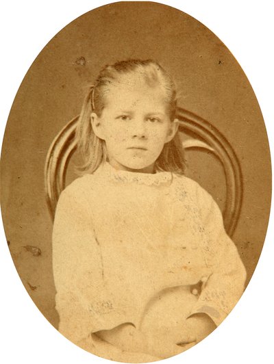Retrato Lyubov F. Dostoyevskaya (1869-1926), hija del autor Fyodor Mikhailovitch Dostoevsky (Fedor, Fiodor Dostoievski, Dostoevsky, Dostoevskij) (1821-1881). Foto de albúmina de Russian Photographer