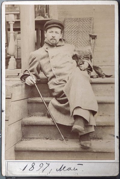 Retrato de Anton Chekhov con su perro Hina en mayo de 1897 en Melikhovo, la finca Chekhov de Russian Photographer
