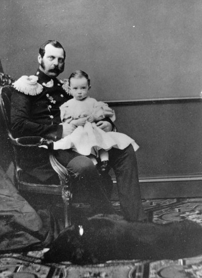 Retrato del emperador Alejandro II de Rusia (1818-1881) con su hijo, el Gran Duque Pablo Alexandrovich de Rusia (1860-1919) de Russian Photographer