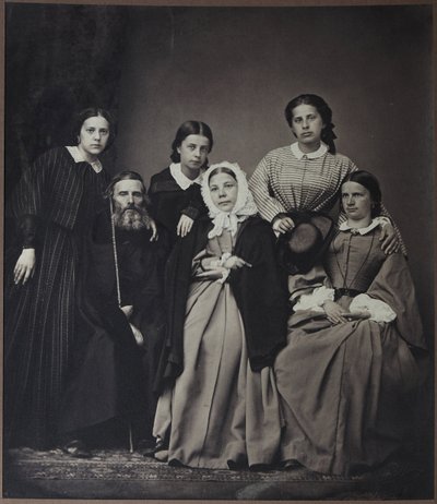 Retrato del autor y lexicógrafo Vladimir Dahl (Dal) (1801-1872) con Familia (su esposa Ekaterina Lvovna Sokolova (1819-1872) e hijas), Anónimo. Foto de albúmina de Russian Photographer