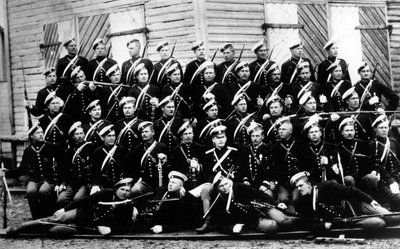 Reclutas de la Unidad de Caballería de la Casa, con su corneta, el Conde A.A. Ignatiev, c.1899 de Russian Photographer