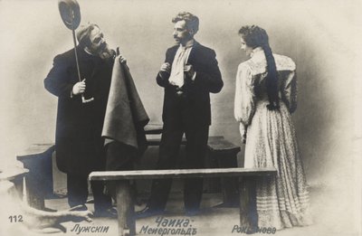 Actor ruso Vsevolod Meyerhold (centro) en el papel de Treplev en la producción de El Gaviota de Anton Chéjov, 1898 de Russian Photographer