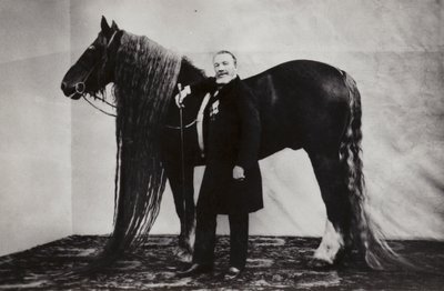Artista de circo ruso Akim Nikitin con un caballo de Russian Photographer