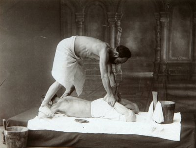 El baño oriental. Masaje. Foto de albúmina por Dmitri Ivanovich Yermakov (1845-1916) de Russian Photographer