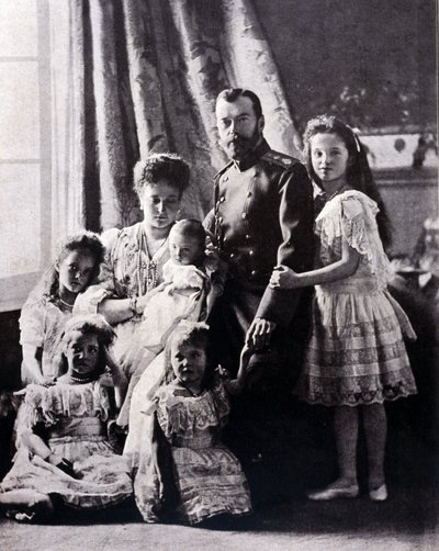 La familia del Zar Nicolás II (1868 - 1918). De izquierda a derecha: Gran Duquesa Tatiana nacida el 11 de junio de 1897; Gran Duquesa María nacida el 27 de junio de 1899; Gran Duquesa Alexis nacida el 12 de agosto de 1904; Emperatriz Alexandra Feodorovna;  de Russian Photographer