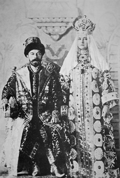 El zar Nicolás II y la zarina Alexandra en plena regalia de coronación, mayo de 1896 de Russian Photographer