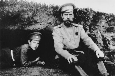El zar Nicolás II con su hijo Alexei al frente de Russian Photographer