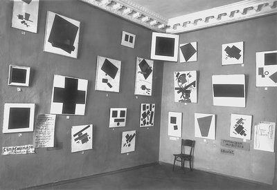 Vista de la sala con el Cuadrado Negro de Malevich y otras pinturas suprematistas, La Última Exposición Futurista de Pinturas 0.10, Petrogrado, invierno 1915-16 de Russian Photographer