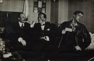 Vladimir Mayakovsky (derecha) con David Burlyuk (centro) y Andrei Shemshurin, 1914, Moscú de Russian Photographer