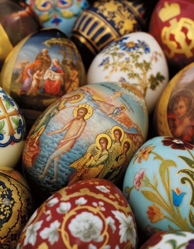 Una colección de huevos de pascua de porcelana pintados por la Fábrica Imperial de Porcelana, c. 1850-1870 de Russian School