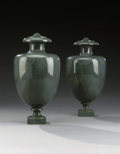 Un par de jarrones Kalkan, Peterhof, c.1800 de Russian School