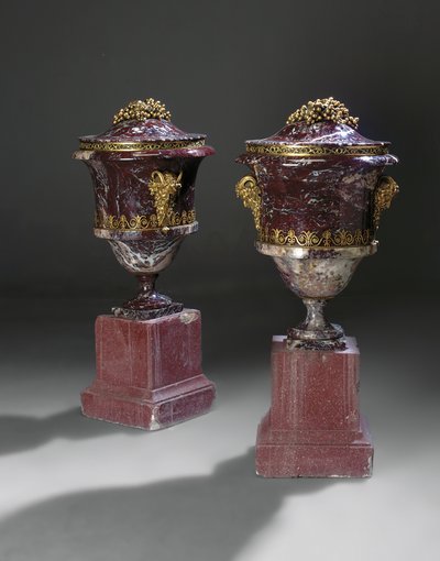 Un par de jarrones, c.1790 de Russian School